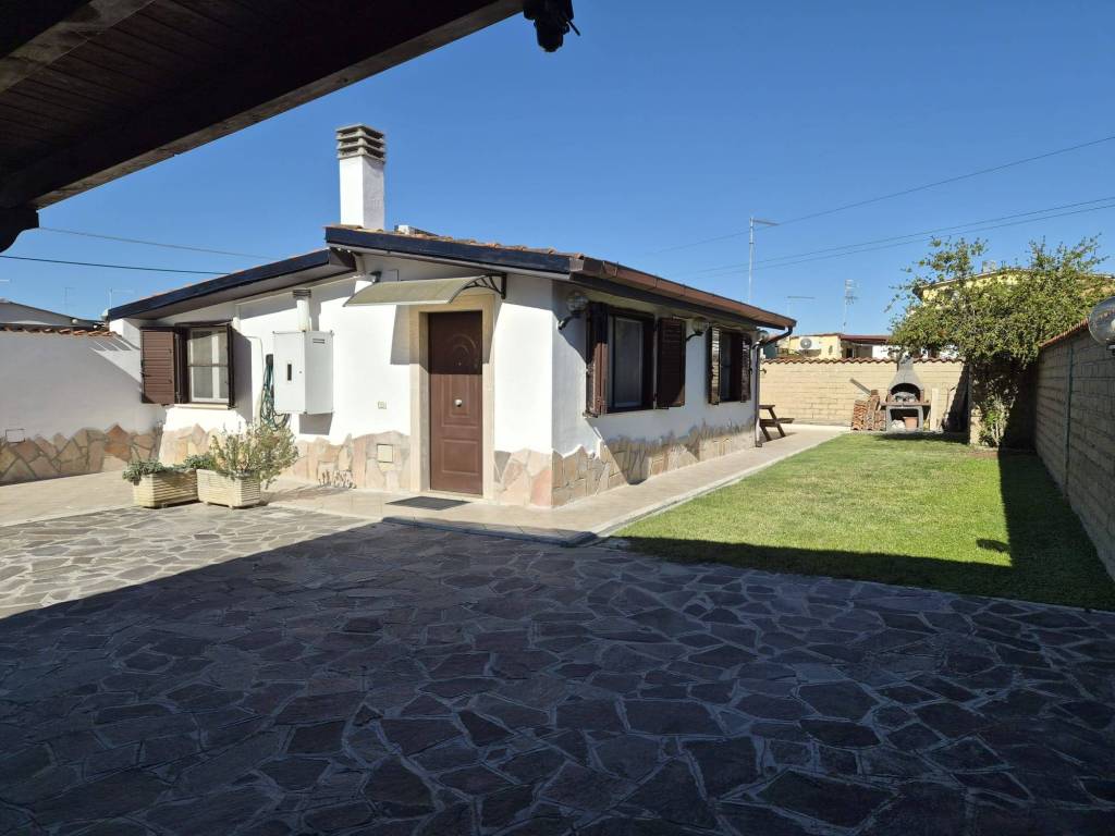 casa indipendente in vendita a Roma in zona Massimina/Casal Lumbroso