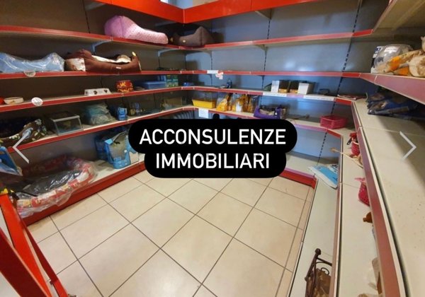 locale commerciale in vendita a Roma in zona Lunghezza