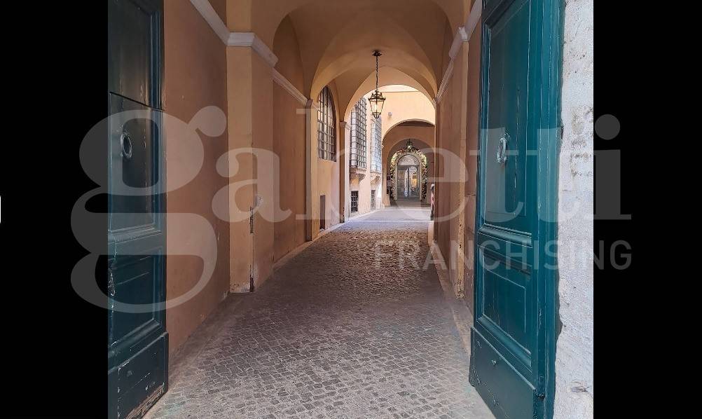 negozio in vendita a Roma in zona Parione/Sant'Eustachio