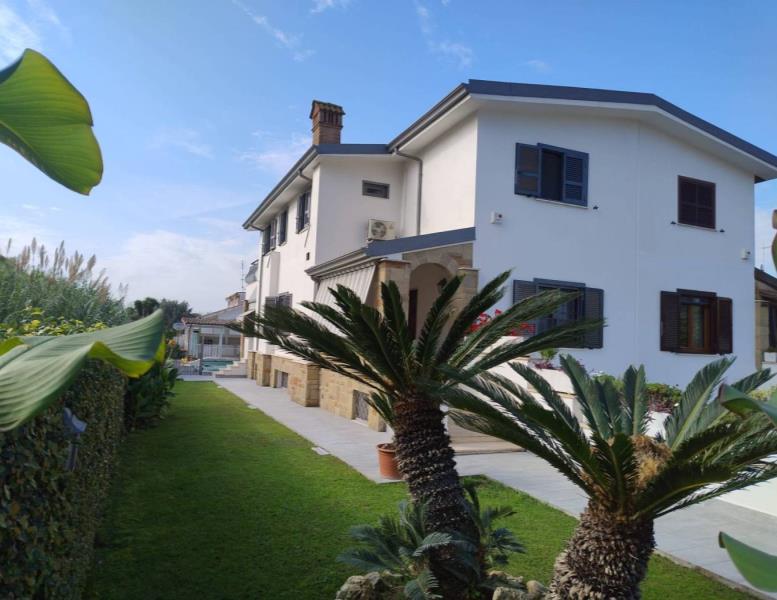 casa indipendente in vendita a Roma in zona Ostia