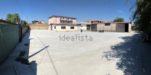 locale commerciale in vendita a Roma in zona Borghesiana