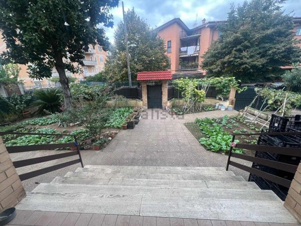 casa indipendente in vendita a Roma in zona Finocchio