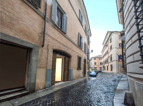 negozio in vendita a Roma in zona Pigna - Sant'Angelo
