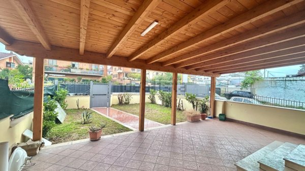 casa indipendente in vendita a Roma in zona Torre Angela