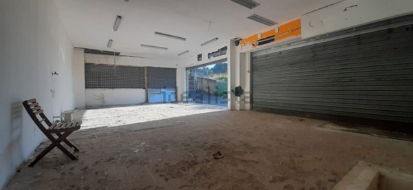 locale commerciale in vendita a Roma in zona Tor Bella Monaca