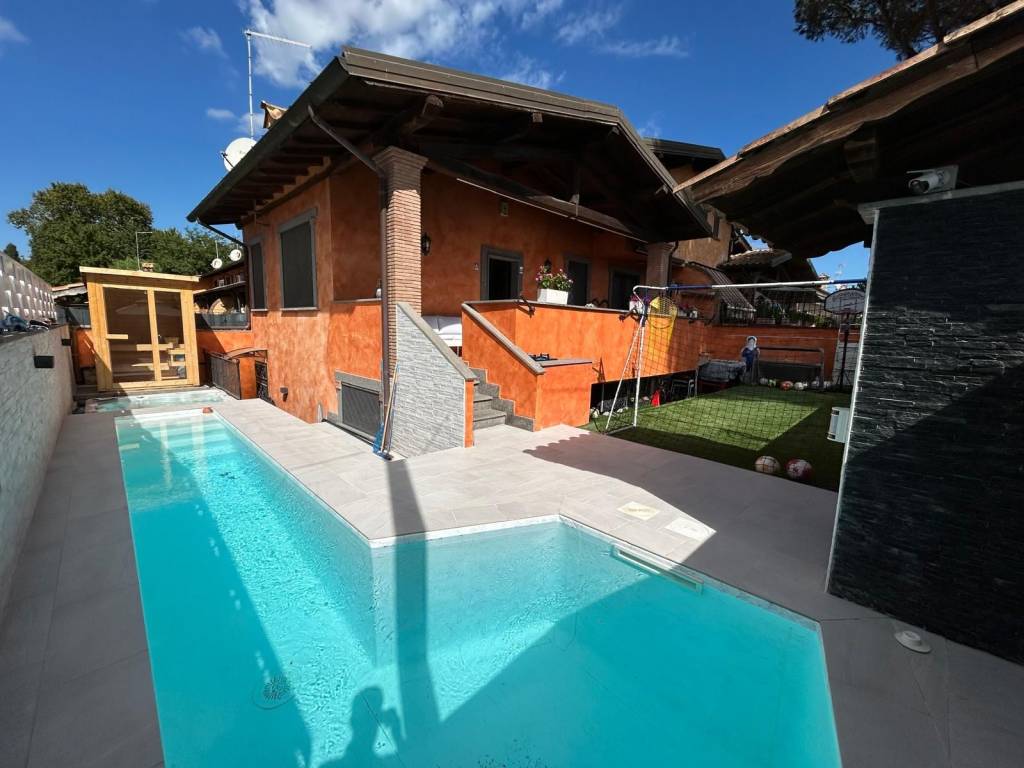 casa indipendente in vendita a Roma in zona Infernetto