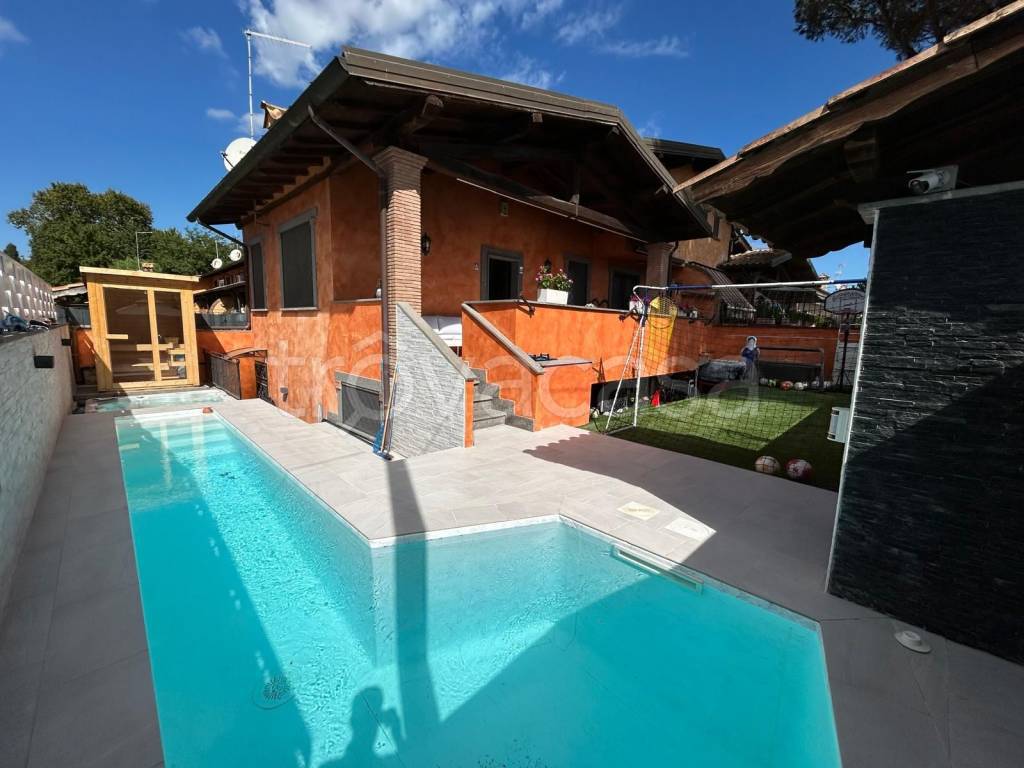 casa indipendente in vendita a Roma in zona Infernetto