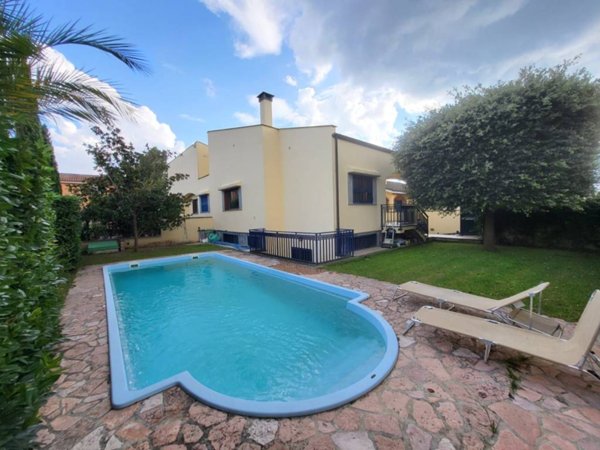 casa indipendente in vendita a Roma in zona Infernetto