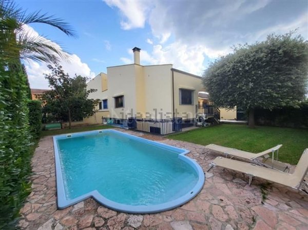 casa indipendente in vendita a Roma in zona Infernetto