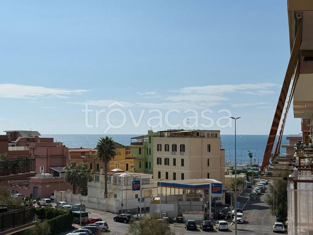 appartamento in vendita a Roma in zona Ostia