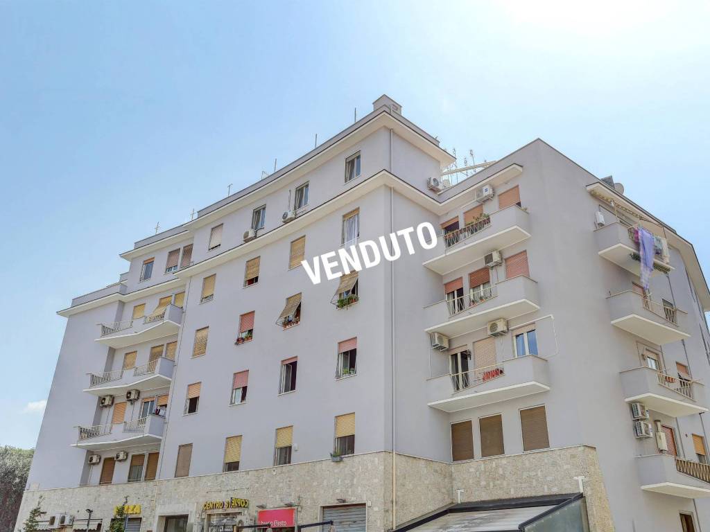 appartamento in vendita a Roma in zona Ostiense
