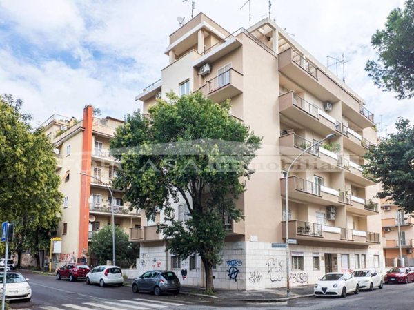 appartamento in vendita a Roma in zona Ardeatino
