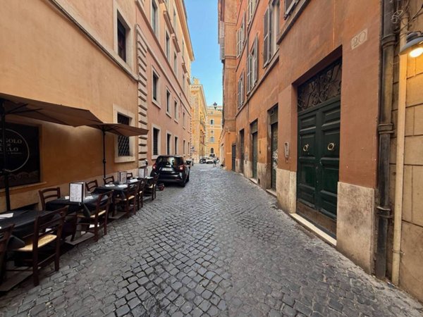 negozio in vendita a Roma in zona Trevi-Colonna