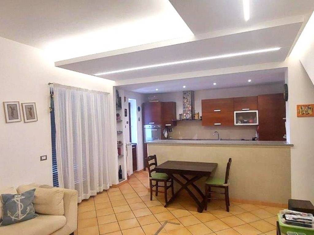 appartamento in vendita a Roma in zona Valle Muricana