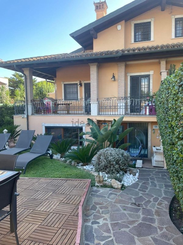 casa indipendente in vendita a Roma in zona Infernetto