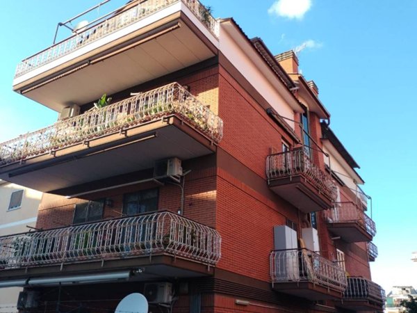 locale commerciale in vendita a Roma in zona Prenestino-Centocelle