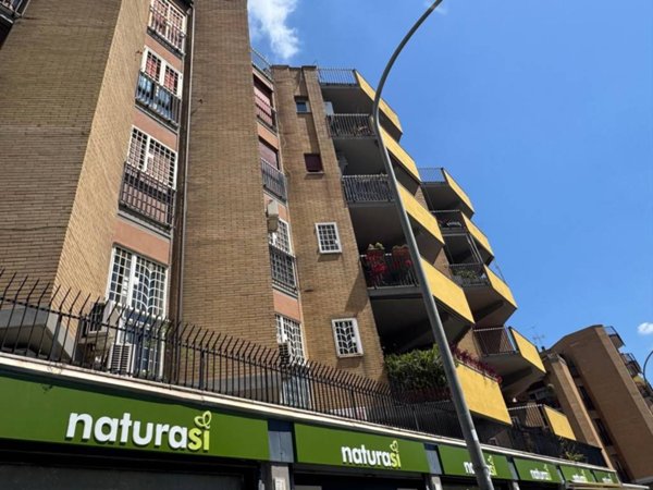 negozio in vendita a Roma in zona Ardeatino