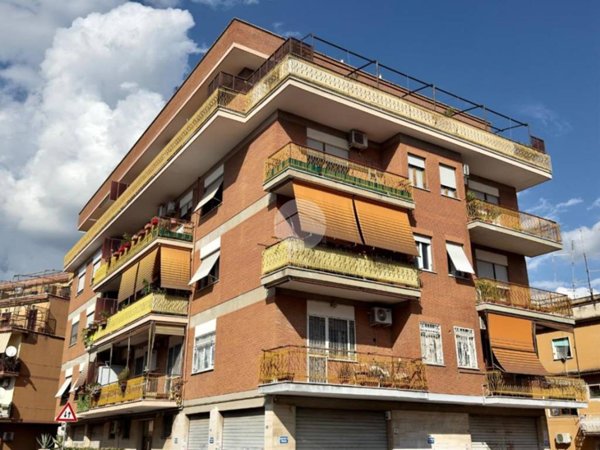 appartamento in vendita a Roma in zona Torre Angela