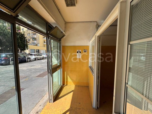 negozio in vendita a Roma in zona Cinecittà