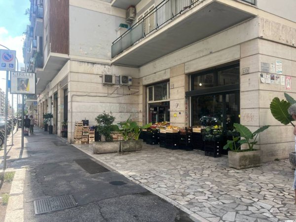 negozio in vendita a Roma in zona Monte Sacro/Talenti