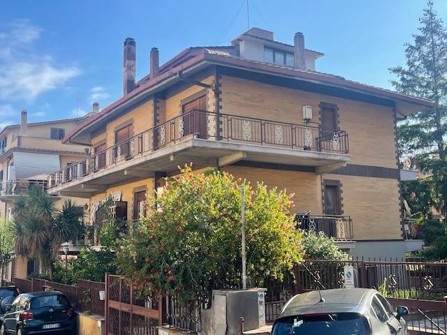 appartamento in vendita a Roma in zona Tomba di Nerone