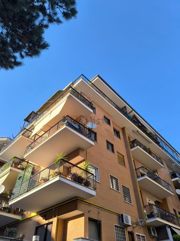 appartamento in vendita a Roma in zona Tomba di Nerone