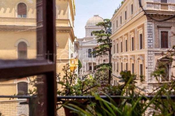 appartamento in vendita a Roma in zona Pigna - Sant'Angelo