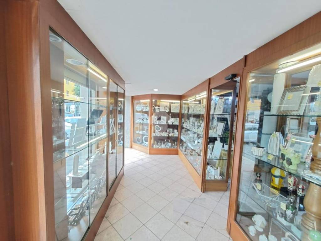 negozio in vendita a Roma in zona Alessandrino