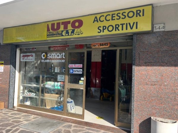 locale commerciale in vendita a Roma in zona Pantan Monastero