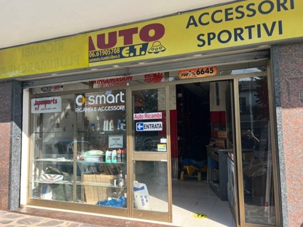 negozio in vendita a Roma in zona Pantan Monastero