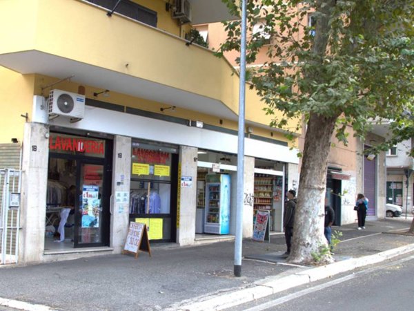 negozio in vendita a Roma in zona Appio Latino