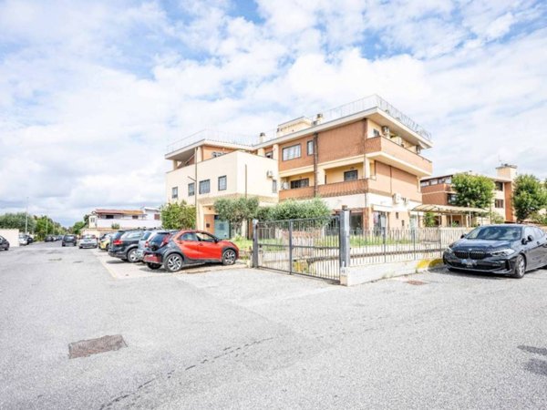 appartamento in vendita a Roma in zona Ostia Antica