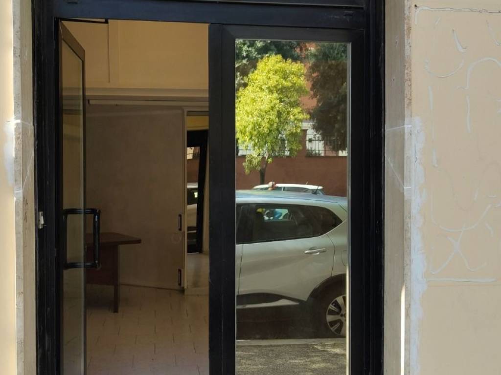 negozio in vendita a Roma in zona Prenestino-Centocelle