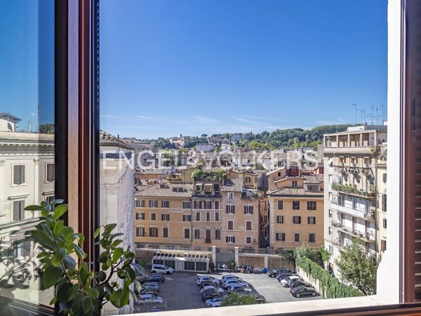appartamento in vendita a Roma in zona Parione/Sant'Eustachio