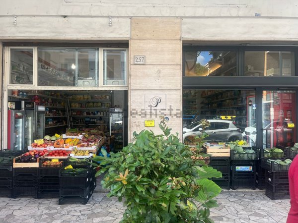 negozio in vendita a Roma in zona Monte Sacro/Talenti