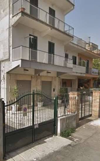 negozio in vendita a Roma in zona Torre Maura