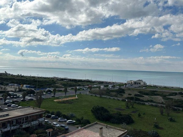 appartamento in vendita a Roma in zona Castel Fusano