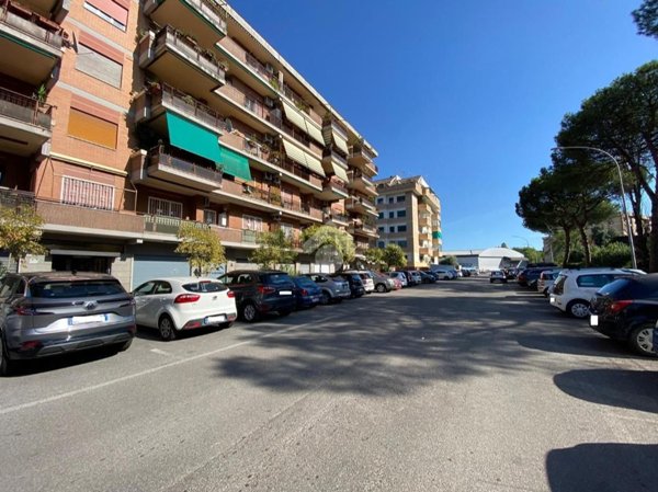 locale commerciale in vendita a Roma in zona Portuense