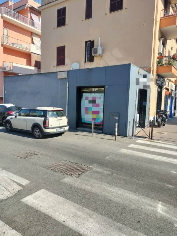 locale commerciale in vendita a Roma in zona Torre Maura
