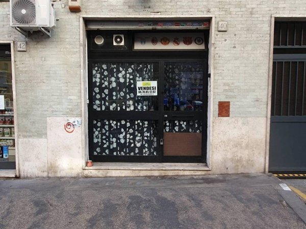 negozio in vendita a Roma in zona Tuscolano