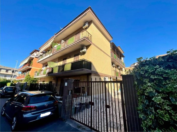 appartamento in vendita a Roma in zona Torre Angela