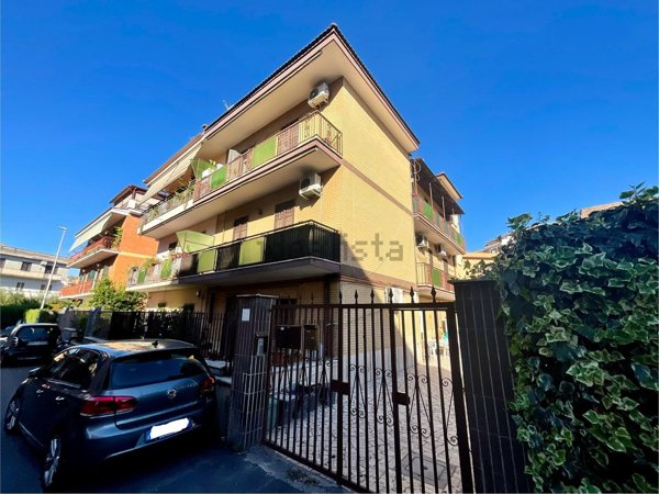 appartamento in vendita a Roma in zona Torre Angela