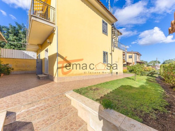 casa indipendente in vendita a Roma in zona Finocchio