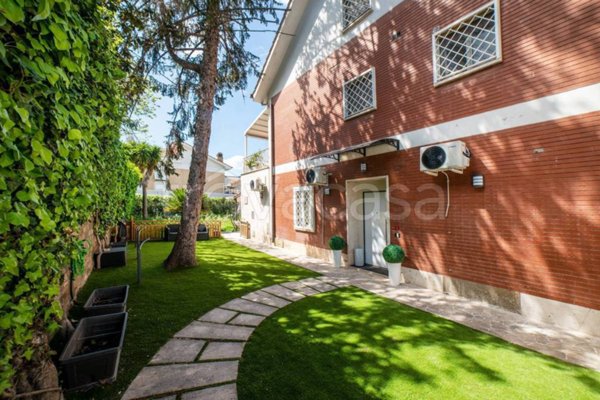 casa indipendente in vendita a Roma