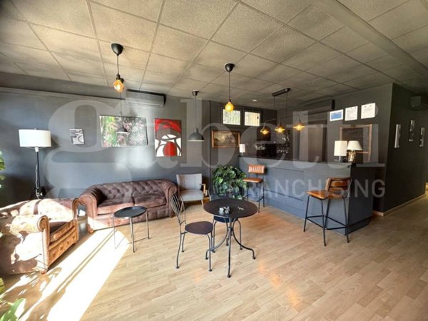 locale commerciale in vendita a Roma in zona Tor di Quinto