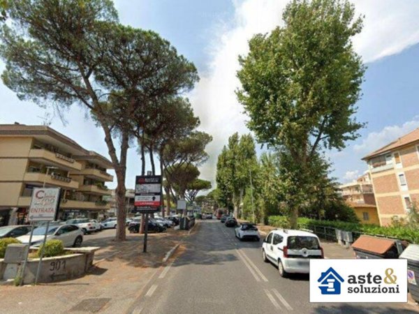 negozio in vendita a Roma in zona Tomba di Nerone