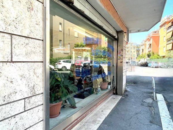 negozio in vendita a Roma in zona Portuense