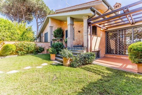 casa indipendente in vendita a Roma in zona Infernetto