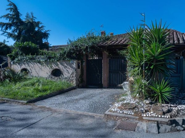 casa indipendente in vendita a Roma in zona Infernetto