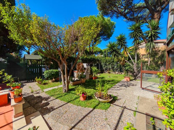 appartamento in vendita a Roma in zona Axa